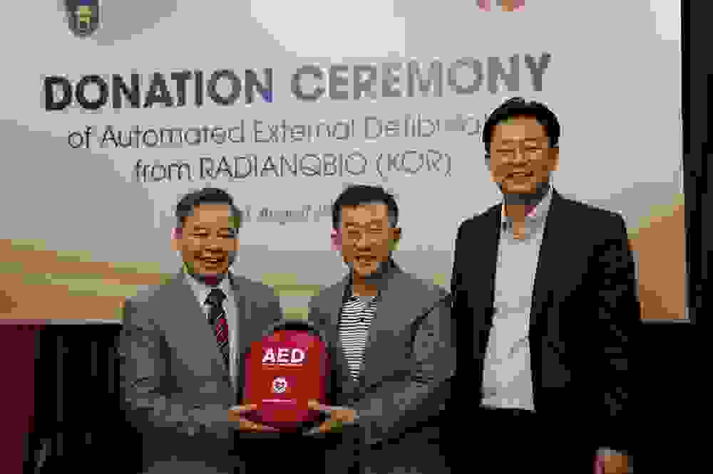 Tiếp nhận máy AED từ Công ty Radian Qbio (Hàn Quốc)