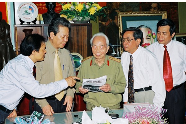 [Kỷ niệm 70 năm chiến thắng Điện Biên Phủ] Cùng nhìn lại một số hình ảnh của Đại tướng Võ Nguyên Giáp với cán bộ sinh viên ĐHQGHN