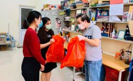 Các sinh viên nước ngoài của Nhà trường được thầy Hiệu trưởng đích thân trao quà tại phòng