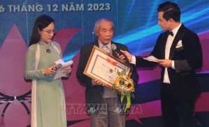 Nhà khoa học VNU-USSH đón nhận Tặng thưởng tác phẩm lý luận, phê bình văn học, nghệ thuật xuất bản năm 2022