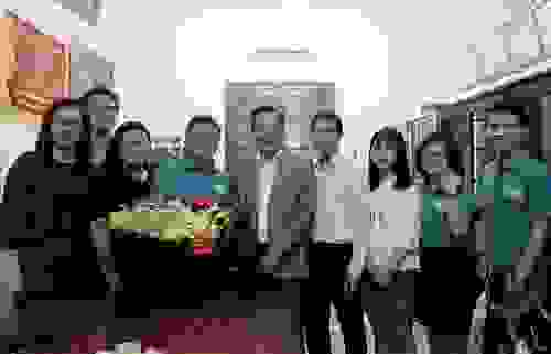 Giáo sư Hiệu trưởng chúc mừng Đoàn trường