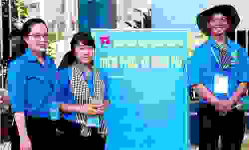 Màu áo xanh Nhân văn ra quân tiếp sức mùa thi 2017