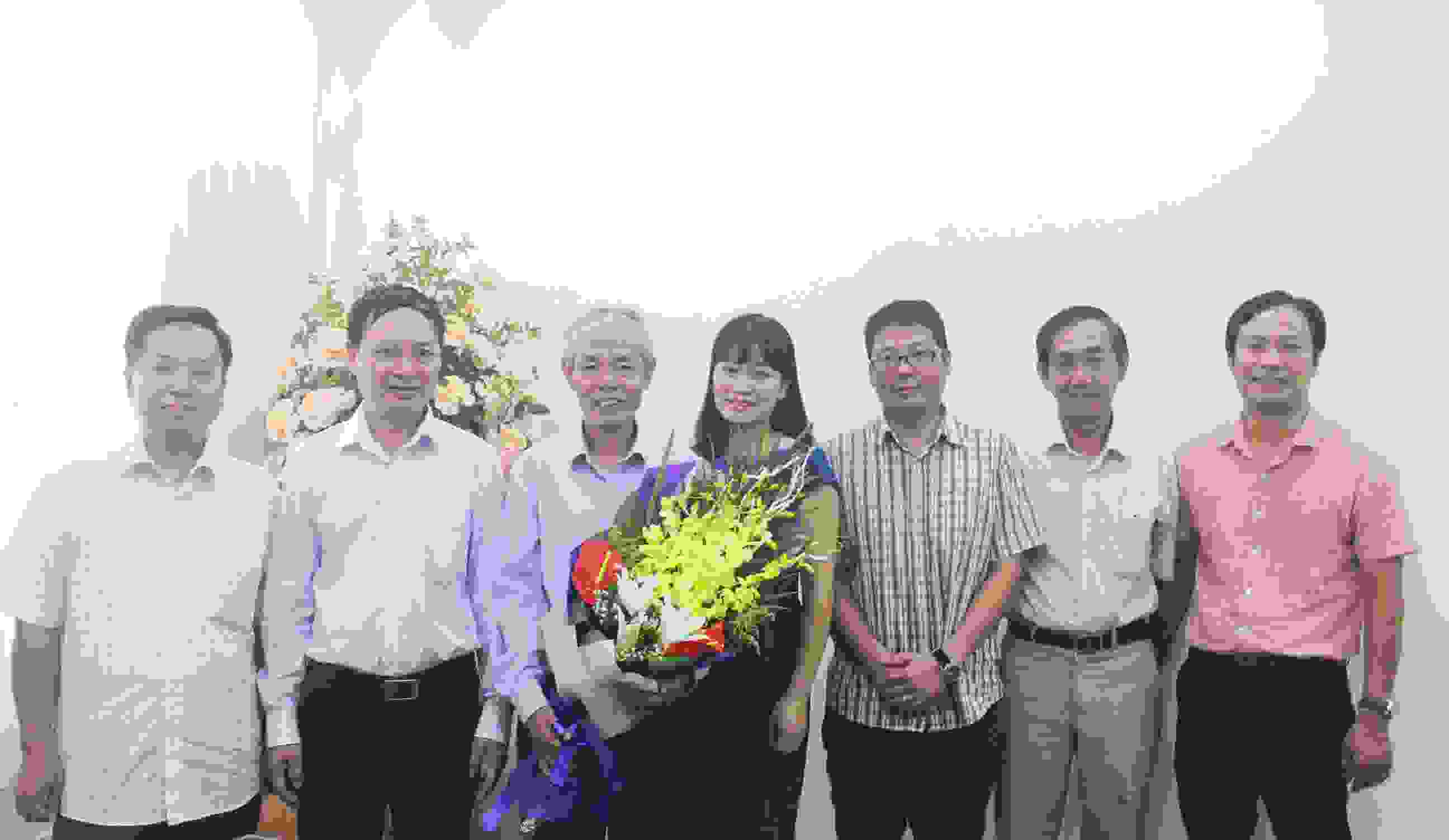 PGS.TS Nguyễn Bá Thành ( Khoa Văn học) nhận sổ hưu
