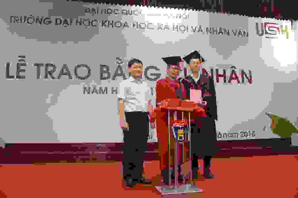 Trao bằng cử nhân đợt II cho 663 sinh viên