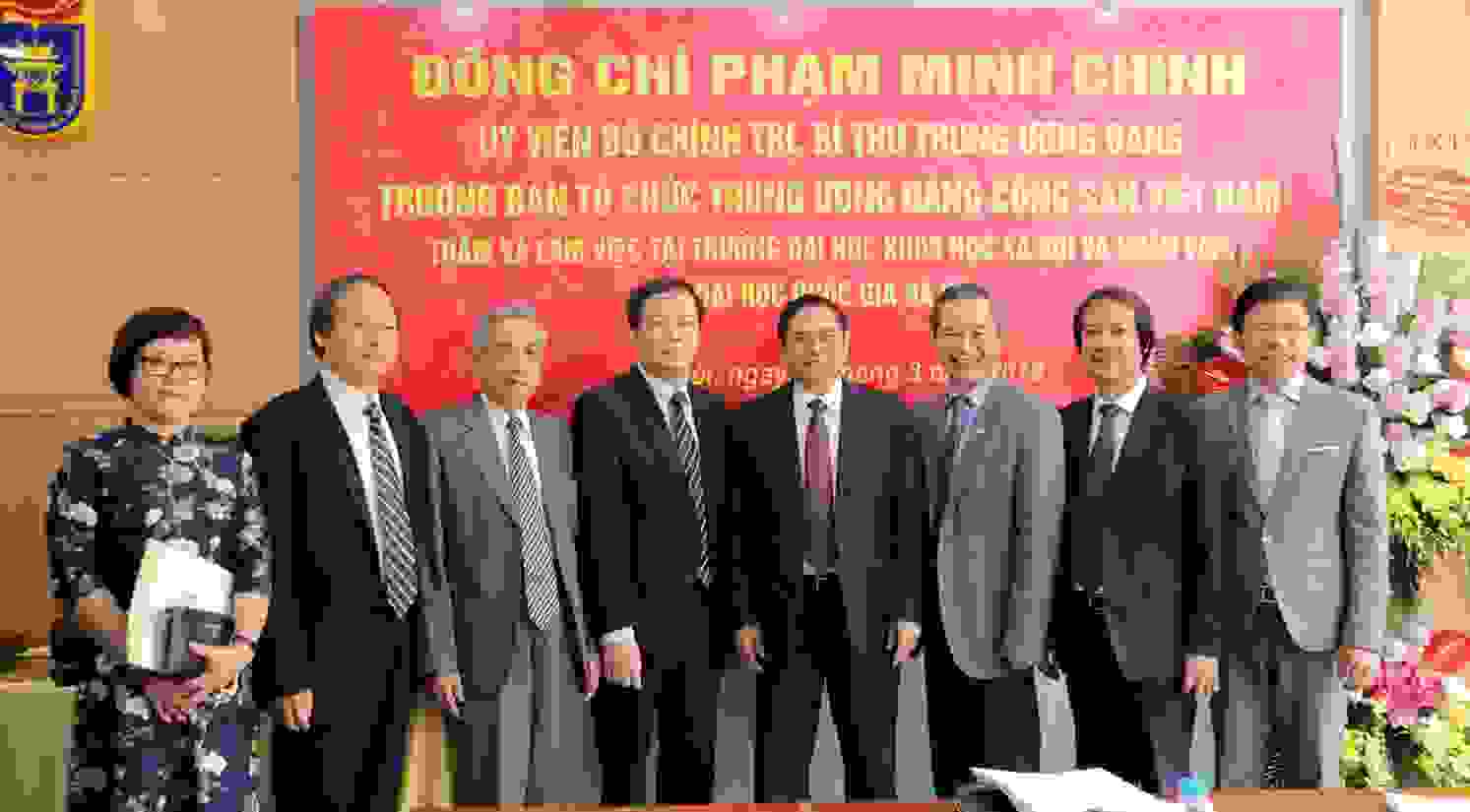Đồng chí Phạm Minh Chính, Trưởng ban Tổ chức Trung ương thăm và làm việc tại Trường ĐHKHXH&NV