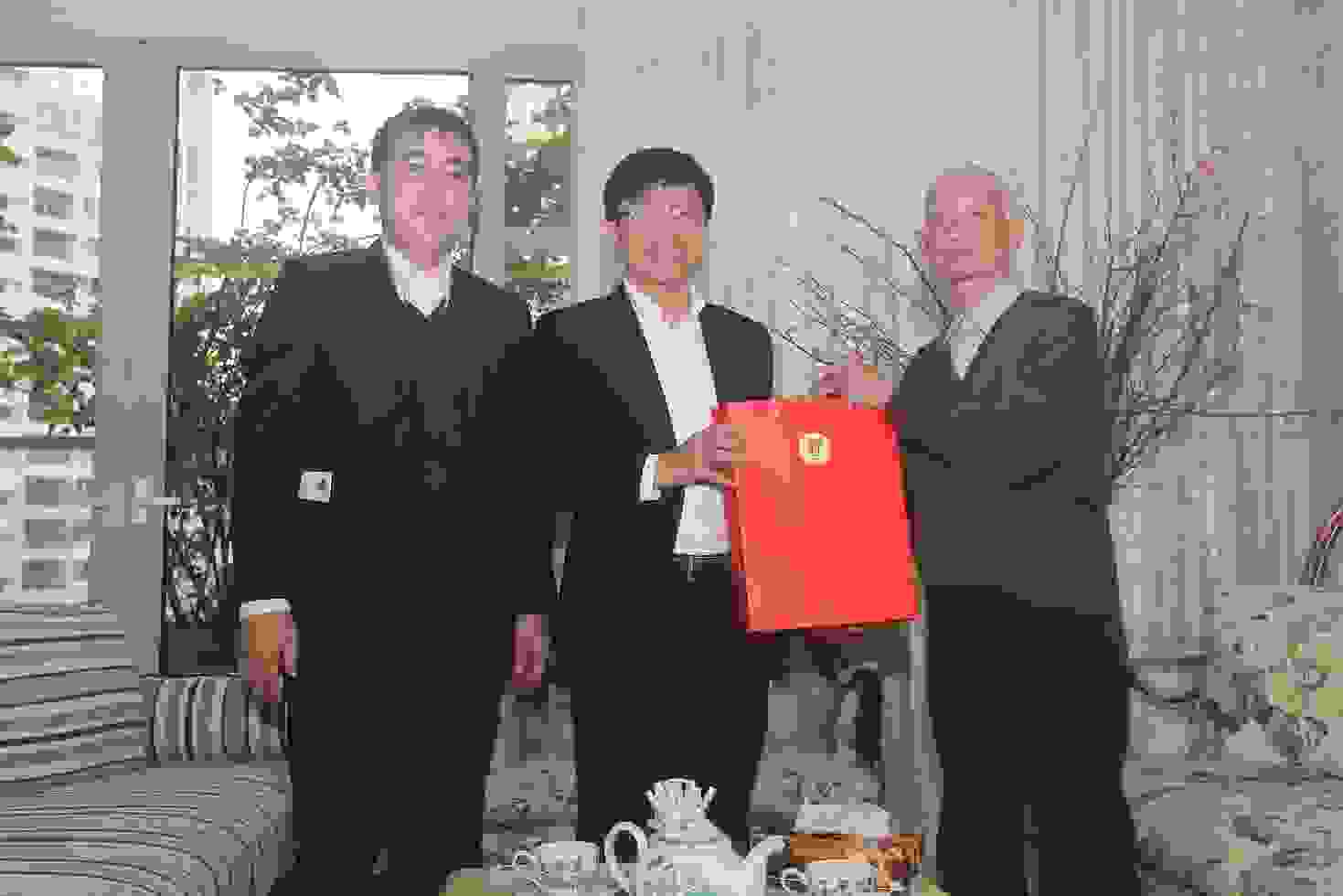 Phó Hiệu trưởng Hoàng Anh Tuấn chúc Tết sớm NGND Nguyễn Kim Đính và NGND Lê Mậu Hãn