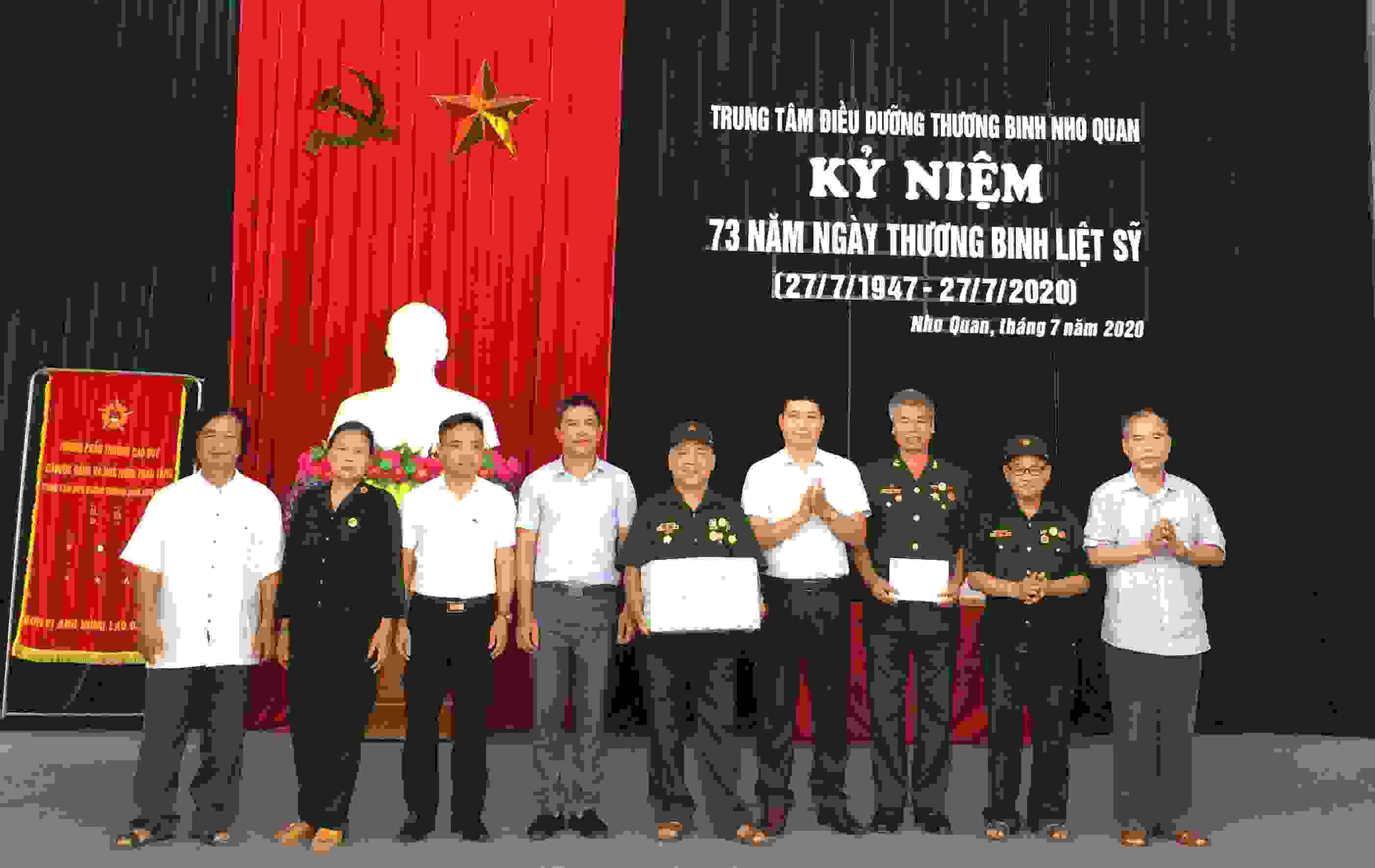 Công đoàn Trường thăm Trung tâm Điều dưỡng thương binh Nho Quan, Ninh Bình