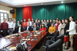 PGS.TS Trần Thị Minh Hòa chụp ảnh lưu niệm cùng đoàn công tác Đại học Y dược TPHCM