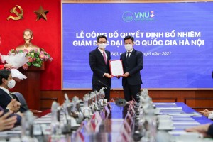  Deputy Prime Minister Vu Duc Dam announces the PM's decision on appointing Prof.Dr Le Quan as VNU's new president