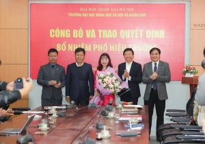 Trao quyết định bổ nhiệm Phó Hiệu trưởng cho PGS.TS Đặng Thị Thu Hương