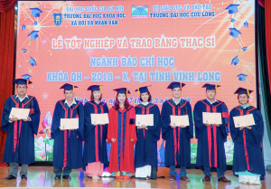 42 tân Thạc sĩ Báo chí tại Vĩnh Long nhận bằng tốt nghiệp