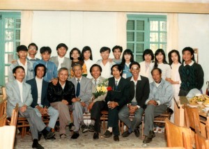 Hàng ghế ngồi từ trái qua phải Nhà giáo Nguyễn Quốc Hùng, Nguyễn Kim Sơn, Nguyễn Quý Hữu, Đinh Trọng Thanh, Lê Anh Tuấn,...và Lớp HN K35