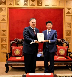 Tham tán Văn hóa của Đại sứ quán Trung Quốc đến thăm và làm việc với Trường ĐHKHXH&NV