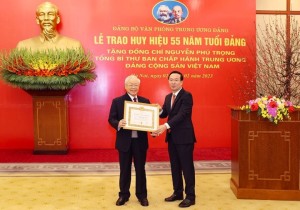 Đồng chí Nguyễn Phú Trọng (Tổng Bí thư BCH TƯ Đảng Cộng sản Việt Nam) được kết nạp vào Đảng khi đang là sinh viên Khoa Ngữ văn, Đại học Tổng hợp Hà Nội.