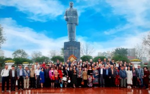 Hội Cựu giáo chức Trường tổ chức giao lưu, tham quan các di tích lịch sử văn hoá tại Hưng Yên