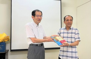 GS Momoki Shiro tặng sách cho Khoa Lịch sử