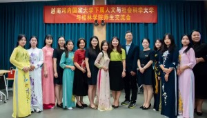 Nữ sinh Trung Quốc trong bộ trang phục áo dài chào đón đoàn đại biểu của Nhà trường