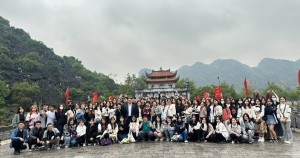 Sinh viên ngành Lưu trữ học tham quan và học tập tại Trung tâm Lưu trữ Lịch sử tỉnh Ninh Bình