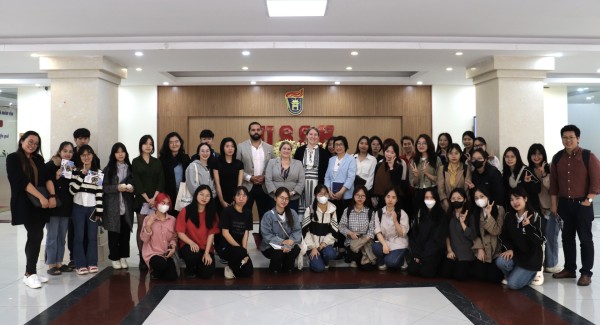 Đại sứ quán Mỹ trò chuyện cùng sinh viên Nhân văn: Phi hạt nhân hóa và Quan hệ đối tác chiến lược toàn diện Việt - Mỹ.