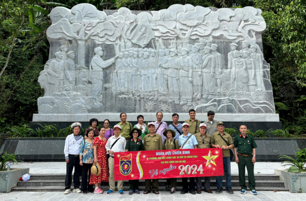 Hành trình về nguồn thăm quê hương cách mạng Cao Bằng của Hội Cựu chiến binh trường Đại học Khoa học Xã hội và Nhân văn