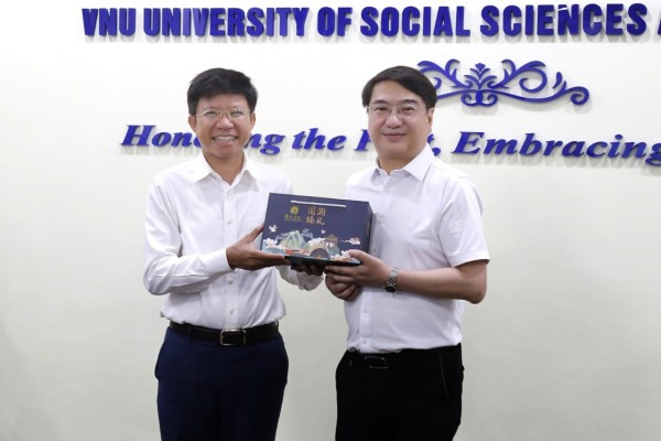 Strengthening the exchange of lecturers and students between VNU-USSH and Honghe Academy of China