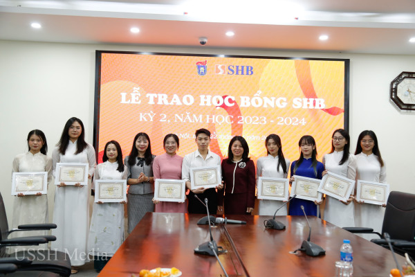 17 sinh viên ưu tú của VNU-USSH nhận học bổng SHB Kì II năm học 2023-2024.