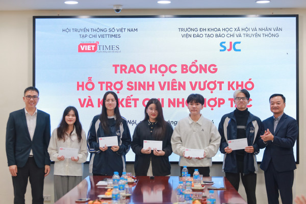 Tạp chí VietTimes trao học bổng vượt khó cho sinh viên VNU-USSH