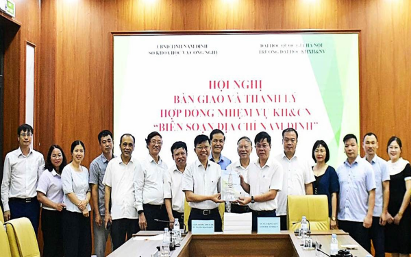 Bàn giao sản phẩm và thanh lý hợp đồng nhiệm vụ khoa học công nghệ biên soạn địa chí Nam Định