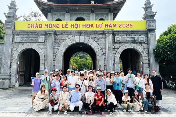 Sinh viên quốc tế của khoa VNH&TV trải nghiệm đa chiều tại di sản văn hoá Ninh Bình