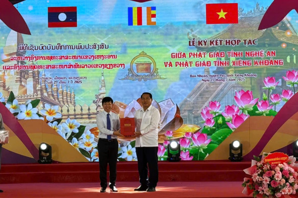 Trường ĐH KHXH&NV trao 10 học bổng toàn phần cho học sinh tỉnh Xiengkhouang (CHND Lào)