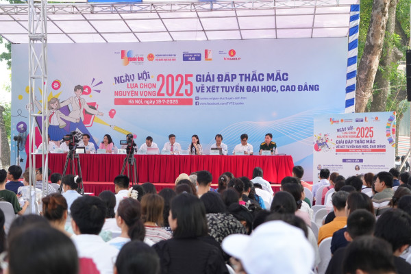 Hàng ngàn thí sinh tìm hiểu thông tin 28 ngành đào tạo của VNU-USSH