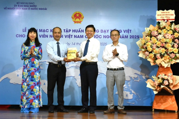 (Uỷ ban NNVNVNONN) Khai mạc khóa tập huấn giảng dạy tiếng Việt cho giáo viên người Việt Nam ở nước ngoài năm 2025