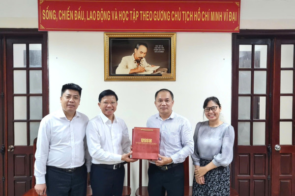 Trường Đại học Khoa học Xã hội và Nhân văn thăm và làm việc với Trung tâm lưu trữ Quốc gia II