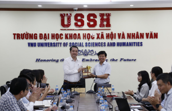 Phát huy tối đa mọi nguồn lực để hướng tới những nghiên cứu đỉnh cao, có tính đón đầu trong lĩnh vực khoa học xã hội và nhân văn