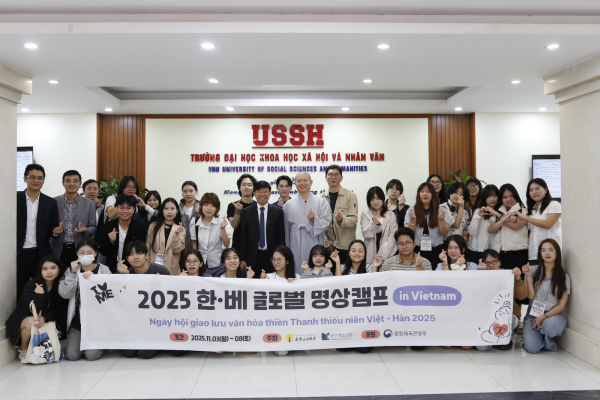 Đoàn công tác của Hiệp hội thanh niên MOONSOO đến thăm và giao lưu với sinh viên Trường ĐH KHXH&NV