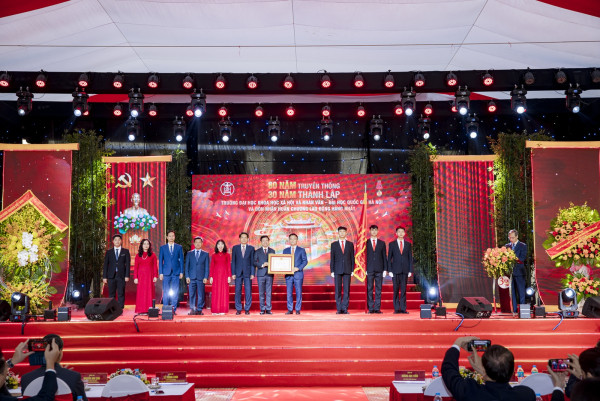 Trường Đại học Khoa học Xã hội và Nhân văn đón nhận Huân chương Lao động hạng Nhất