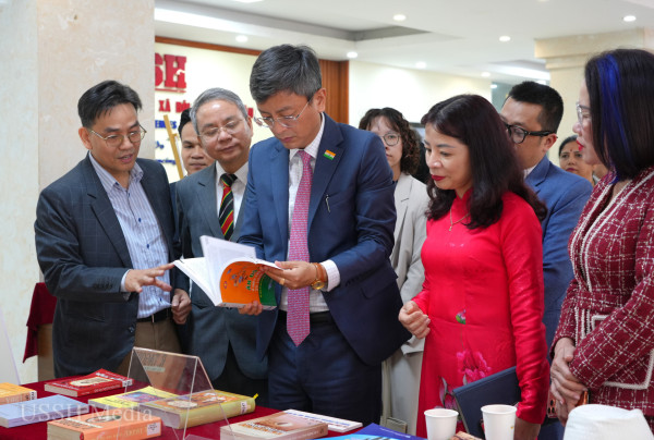 Trường ĐH KHXH&NV triển lãm sách về một số thành tựu nghiên cứu Ấn Độ học tại Việt Nam