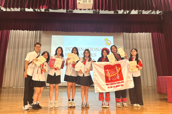 Nữ sinh Trường THPT Chuyên KHXH&NV và hành trình chinh phục học bổng kinh tế danh giá bậc nhất Hà Lan