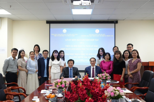 Trường ĐHKHXH&NV kí kết văn bản hợp tác với Viện Xã hội học và Tâm lí học