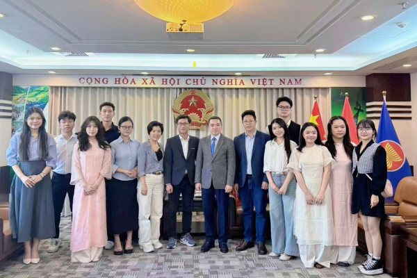 Hành trình thực tế Trung Quốc: Sinh viên Khoa Chính trị và Quốc tế học tham quan tổng lãnh sự quán Việt Nam tại Thượng Hải