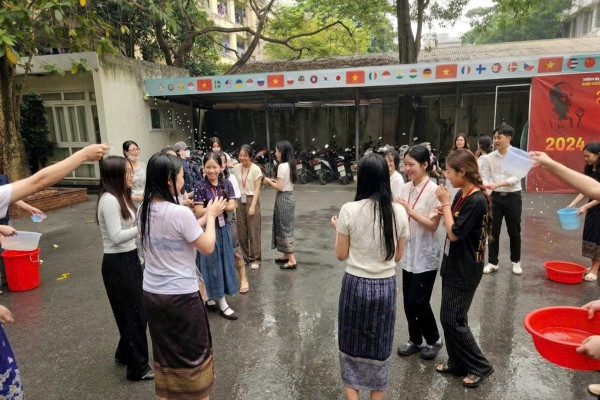 Rộn ràng không khí đón tết cổ truyền Bunpimay của lưu học sinh Lào tại Trường ĐH KHXH&NV