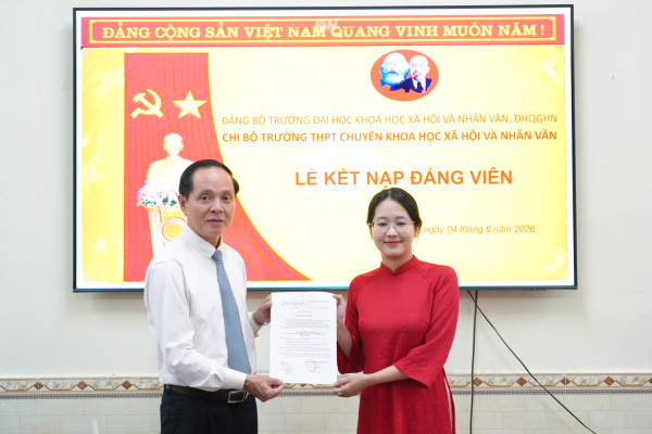 Chi bộ Trường THPT Chuyên KHXH&NV tổ chức lễ kết nạp Đảng cho 2 đảng viên mới