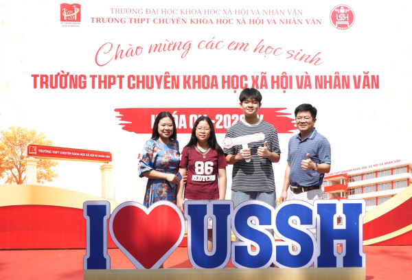 Chào đón tân học sinh lớp 10 nhập học tại Trường THPT Chuyên Khoa học Xã hội và Nhân văn
