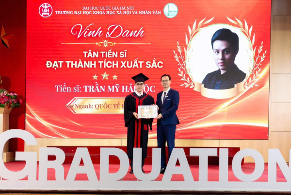 Tân tiến sĩ xuất sắc ngành Quốc tế học: Điều quý giá nhất là tôi không phải độc hành