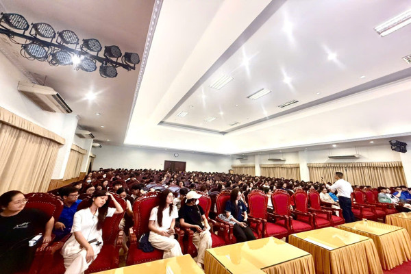 VNU-USSH đồng hành cùng sinh viên QH-2026-X học chuyên môn bằng ngoại ngữ