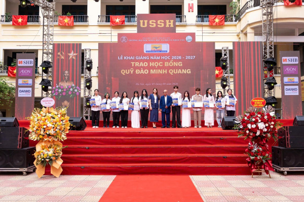 Sinh viên Trường ĐH KHXH&NV nhận được nhiều học bổng giá trị nhân dịp Khai giảng năm học 2026–2027