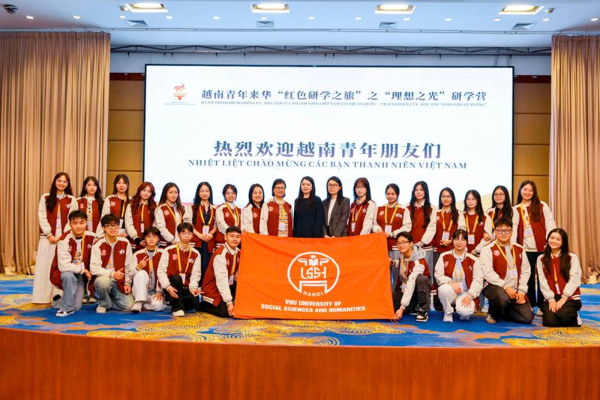 Sinh viên VNU-USSH tham gia chương trình “Hành trình học tập về lịch sử Cách mạng” tại Côn Minh, Trung Quốc