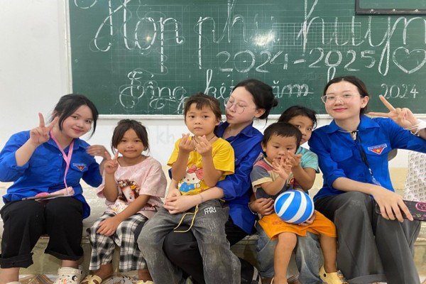 Sinh viên Ngôn ngữ học và hành trình “Mùa hè xanh 2025: Sương Biên Xanh”