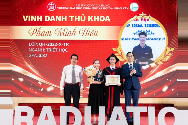 Hiếu trong ngày nhận bằng tốt nghiệp. Ảnh: NVCC