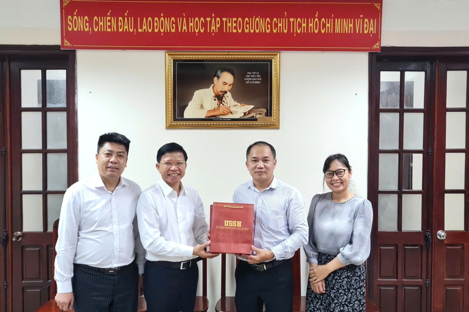 Trường Đại học Khoa học Xã hội và Nhân văn thăm và làm việc với Trung tâm lưu trữ Quốc gia II